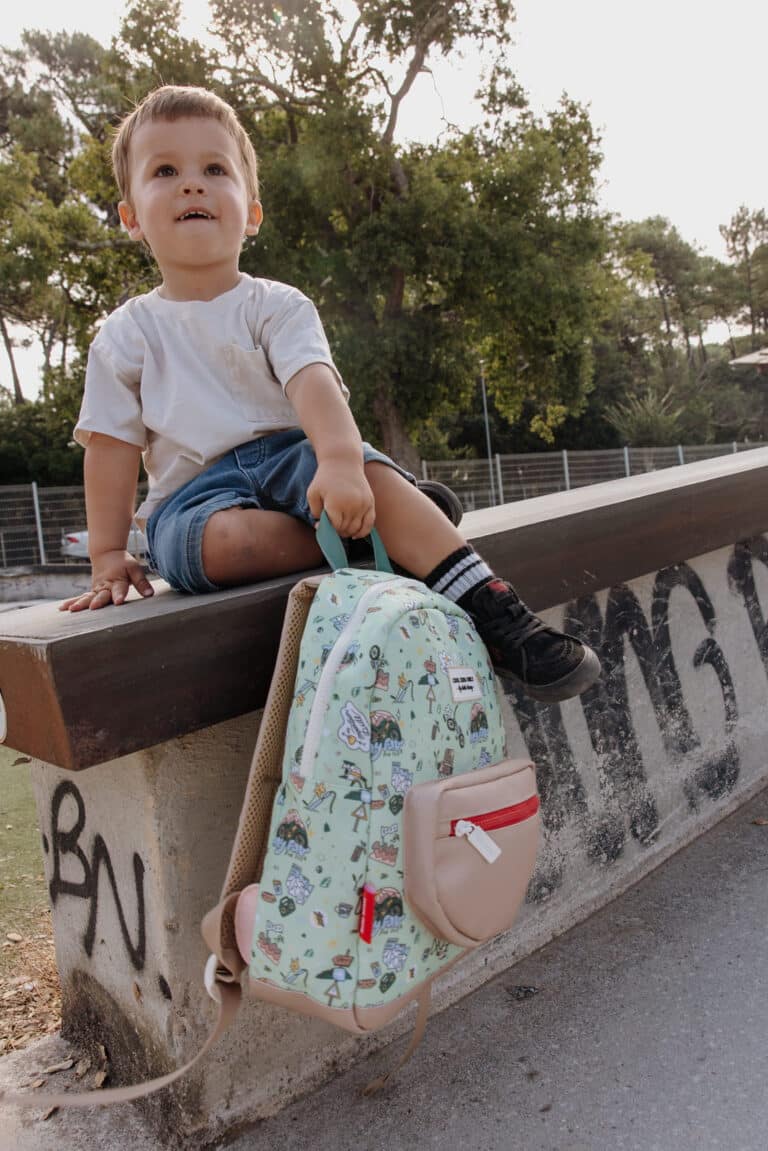 sac à dos montain ride hello hossy image d'ambiance Cartable Sac à dos garçon rentrée 2025, Little Marmaille, Magasin pour enfants à Vannes, Hello Hossy