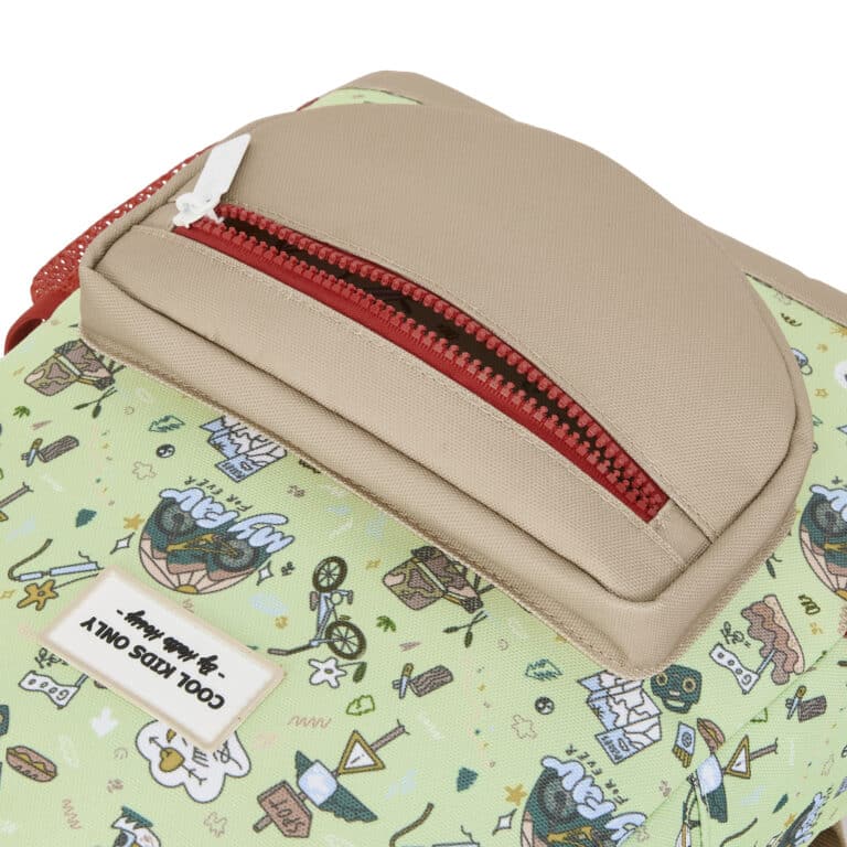 sac à dos montain ride hello hossy vue de près sur pochette à zip avant sur fond blanc