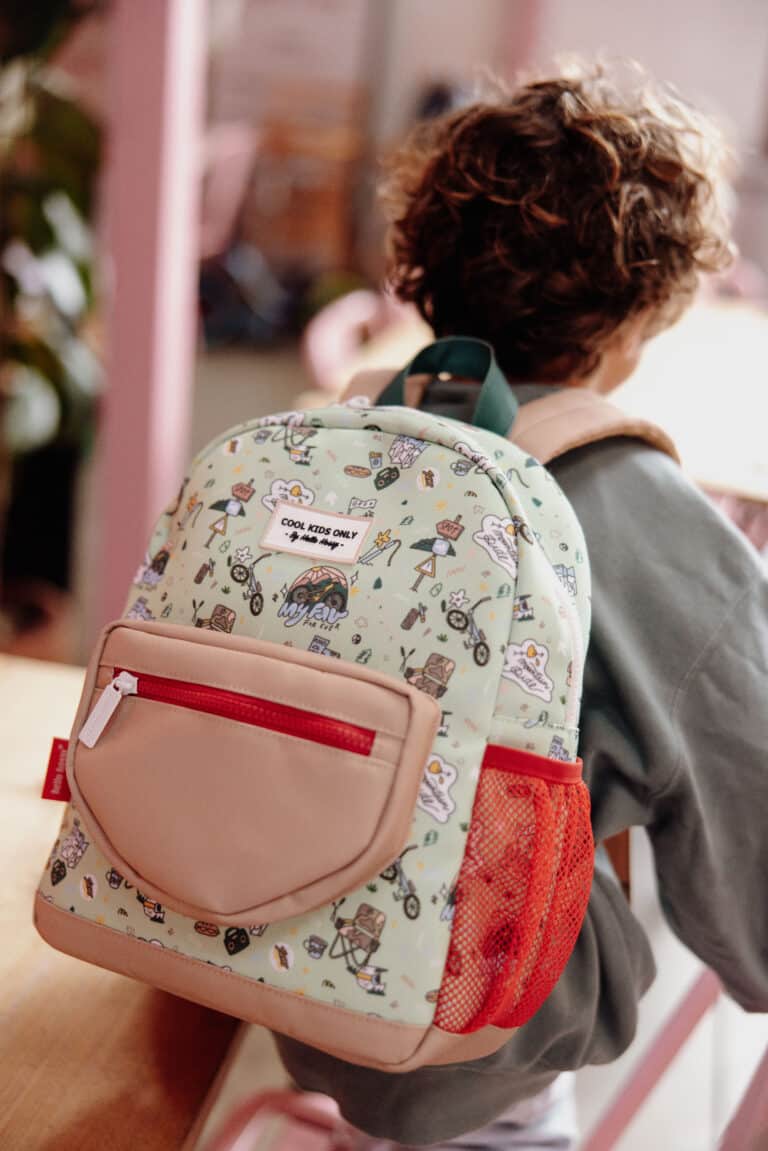 sac à dos montain ride hello hossy de dos sur fond de mise en situation