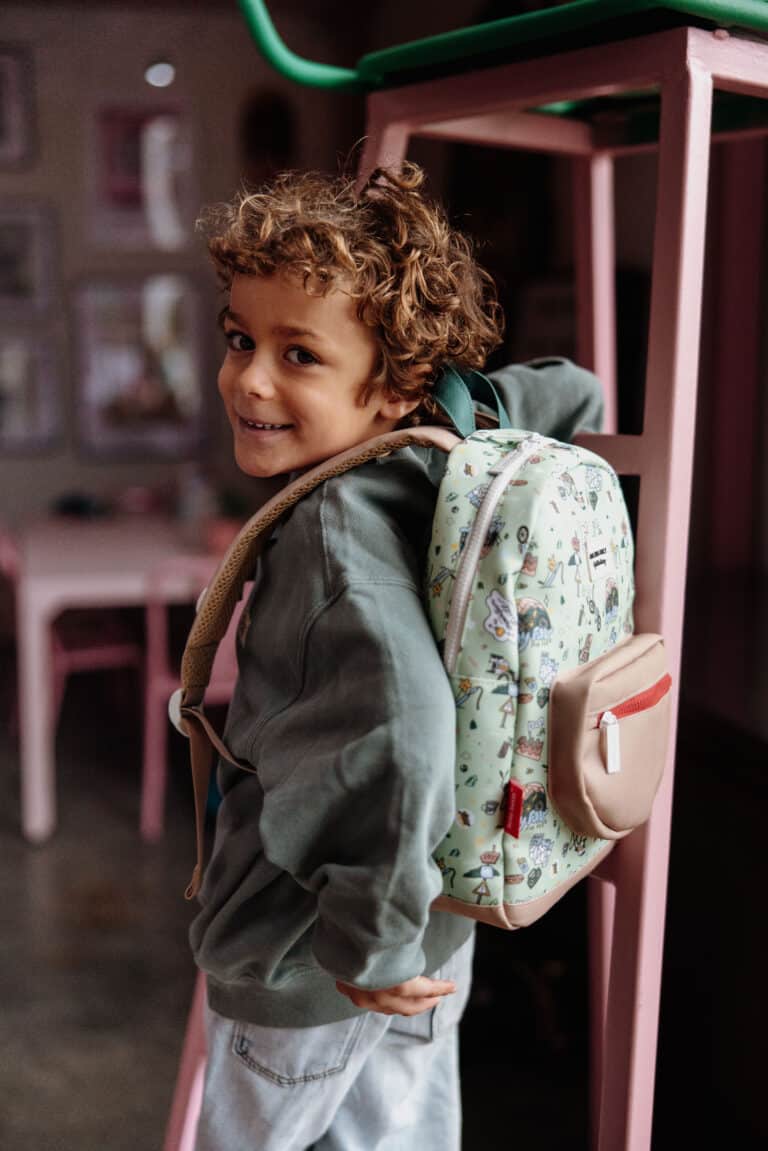 sac à dos montain ride hello hossy de côté sur fond de mise en situation