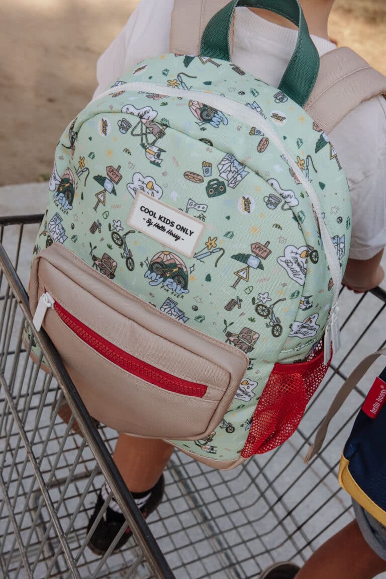 sac à dos montain ride hello hossy face arrière sur fond de mise situation