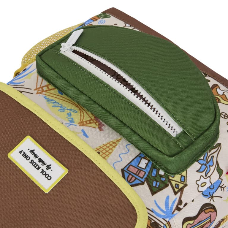 sac à dos san francisco hello hossy vue de près sur pochette avant zippé sur fond blanc