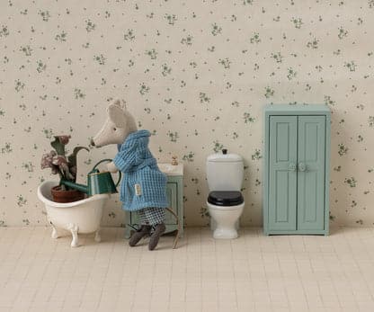mise en scène souris Maileg arrosant plantes avec arrosoir vert foncé, Little Marmaille boutique de jouets à Vannes