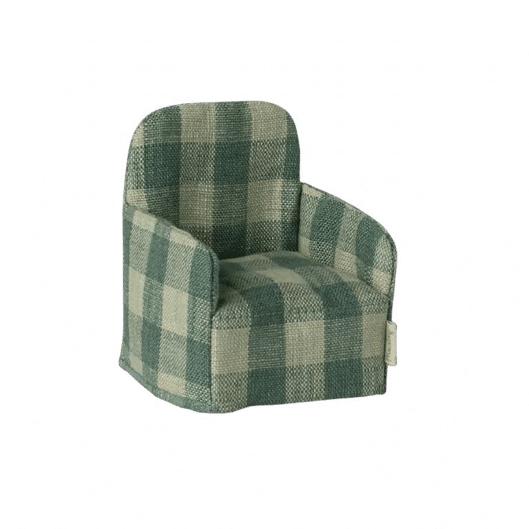 Fauteuil vert vichy pour souris - Maileg, vue de côté sur fond blanc - Maileg, vue d'ambiance dans une chambre - petite souris adorable - poupée et accessoires enfant - idées cadeau original petite fille - univers Maileg -