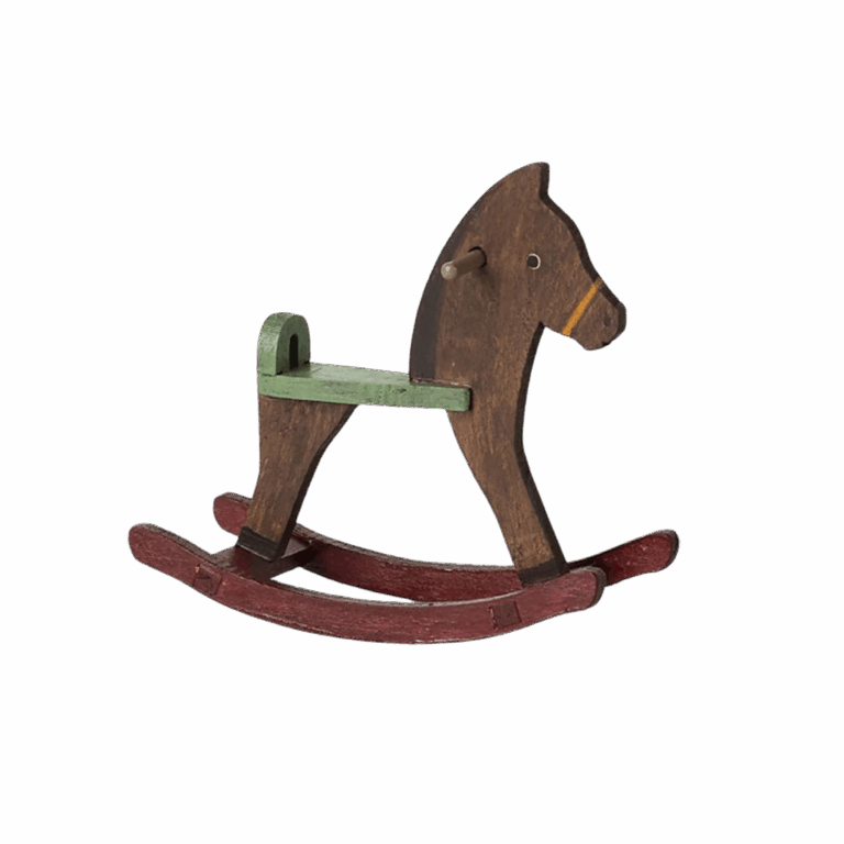 Cheval à bascule pour souris - Marron - Maileg, vue de côté sur fond blanc