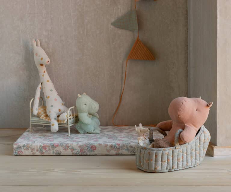 Couffin large bleu - Maileg, vue d'ambiance avec une peluche hippo à l'intérieur - Idées cadeaux Noël 2025, Liste de naissance, Magasin pour bébé à Vannes Lorient