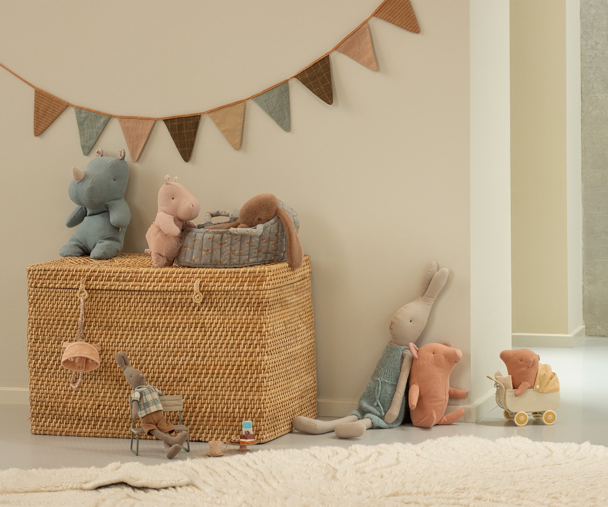 Couffin large bleu - Maileg, vue d'ambiance avec des peluches lapin, rhinocéros, peluche cochon Maileg - Idées cadeaux Noël 2025, Liste de naissance, Magasin pour bébé à Vannes Lorient