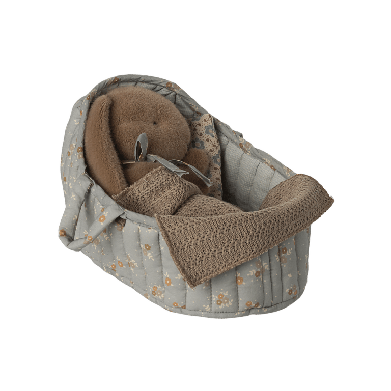 Couffin large bleu - Maileg, vue de face avec une peluche lapin Maileg - Idées cadeaux Noël 2025, Liste de naissance, Magasin pour bébé à Vannes Lorient