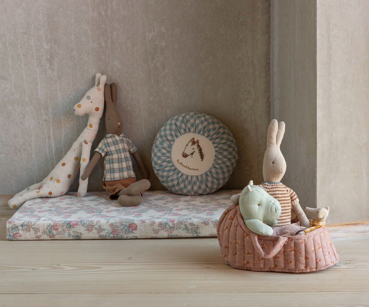 Couffin large rose - Maileg, vue d'ambiance avec des doudous à l'intérieur