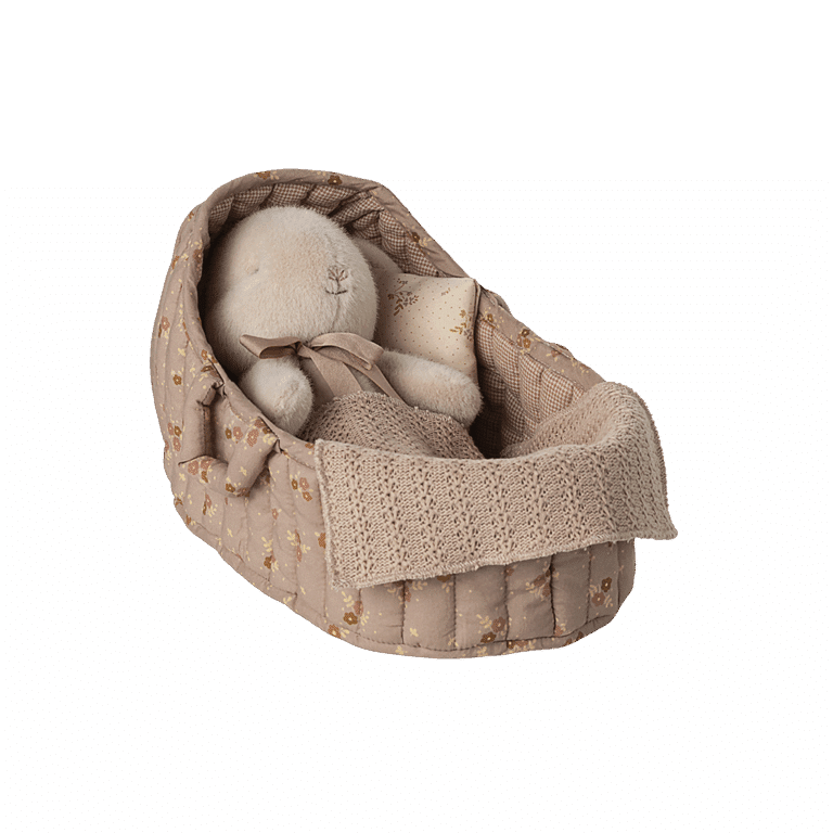 Couffin large rose - Maileg, vue de face avec un doudou lapin à l'intérieur sur fond blanc