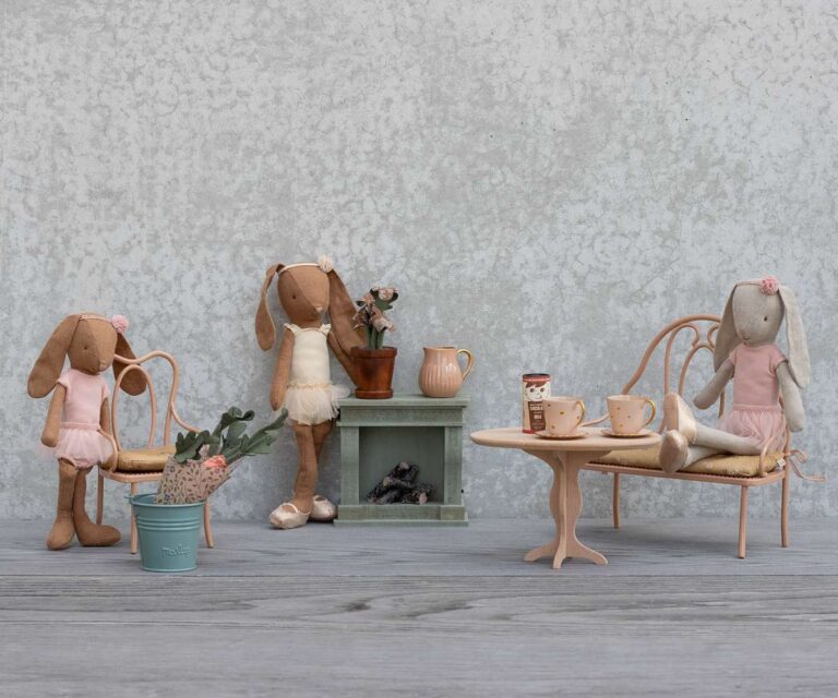 Plante dans son pot -Maileg, vue d'ambiance dans un salon - Idée cadeau univers petite fille - souris à offrir - poupée miniature cadeau - idée originale Noël 2025 fille - poupée mignonne à offrir - boutique de jouets Vannes