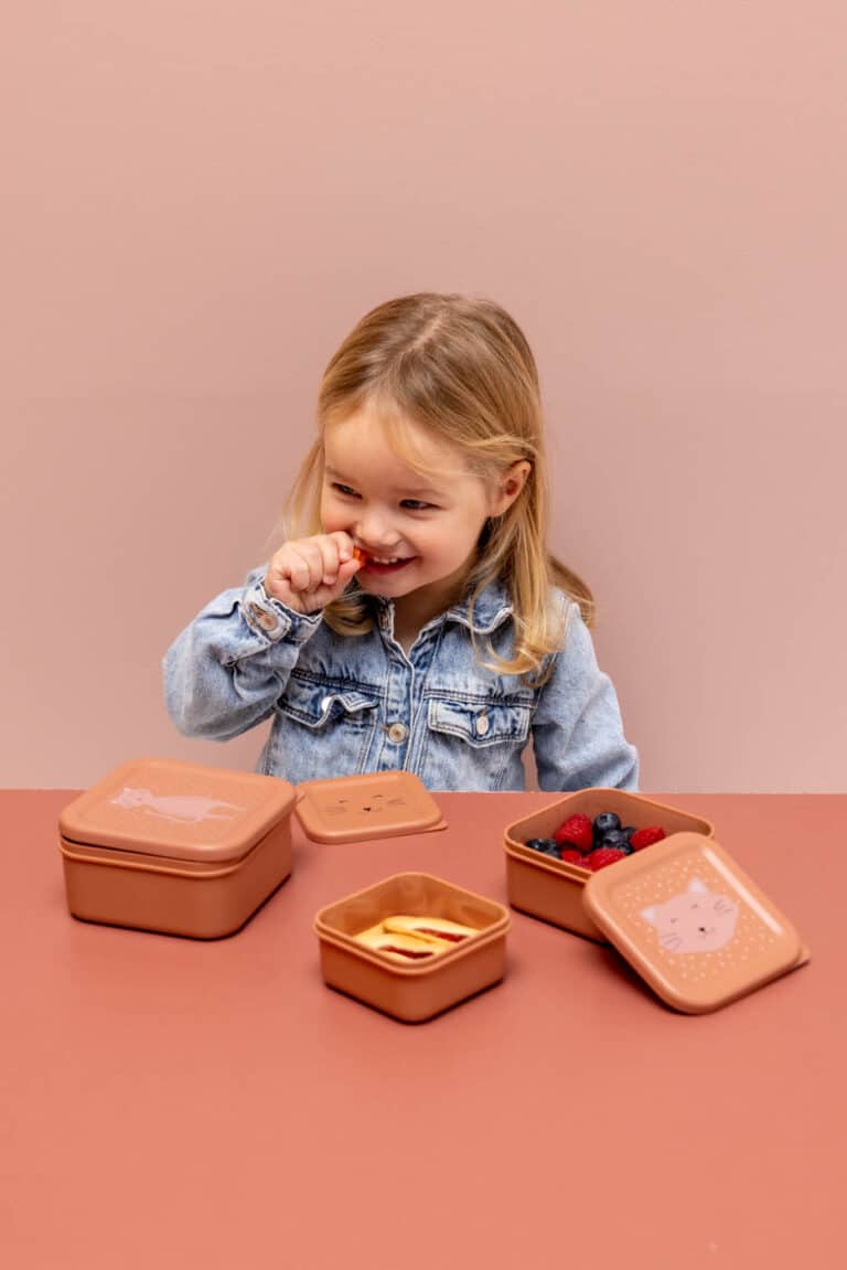 Boîte à goûter 3 pièces - Mlle Chat - Trixie, vue d'ambiance des 3 boites utilisées par une petite fille