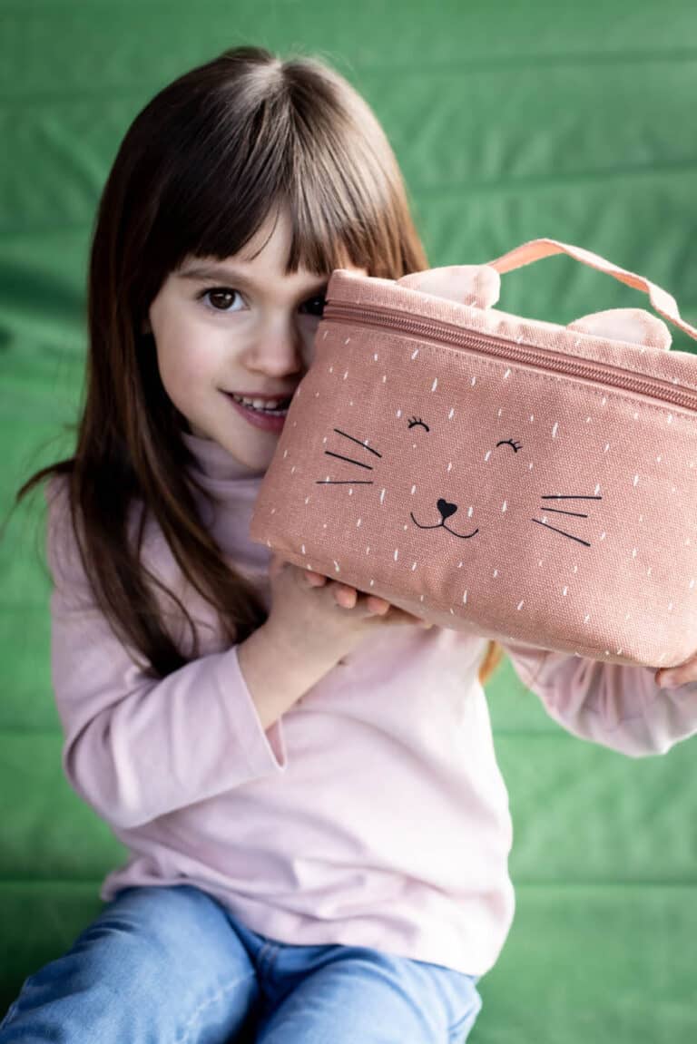 Sac repas isotherme - Mlle Chat - Trixie Baby, vue d'ambiance de face tenue par une petite fille