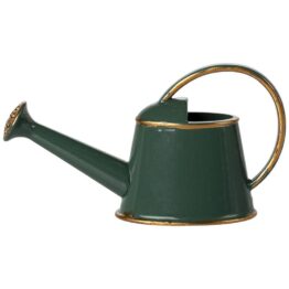 mise en scène souris Maileg arrosant plantes avec arrosoir vert foncé, Little Marmaille boutique de jouets à Vannes