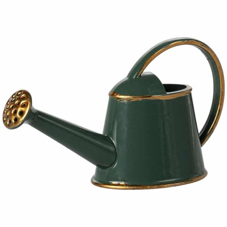 mise en scène souris Maileg arrosant plantes avec arrosoir vert foncé, Little Marmaille boutique de jouets à Vannes