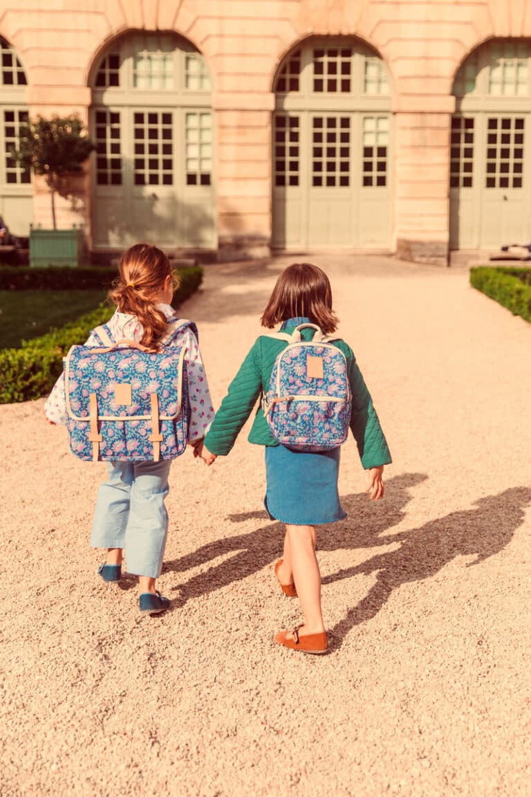 ambiance cartable et sac à dos maternelle avec fillettes de dos