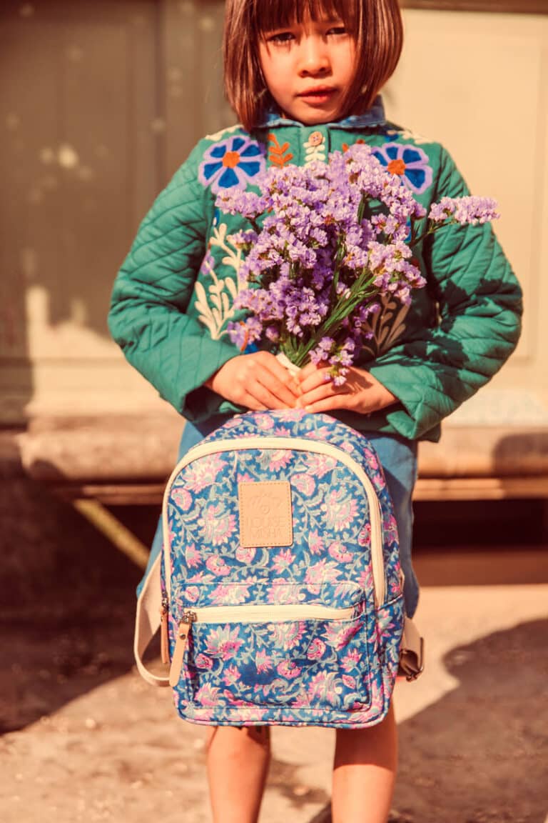 ambiance sac à dos maternelle avec fillette avec bouquet