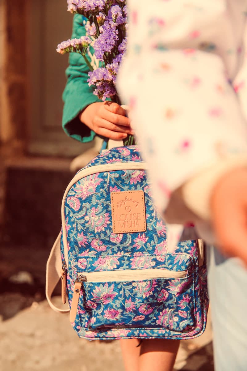 ambiance sac à dos maternelle avec fillette avec bouquet gros plan