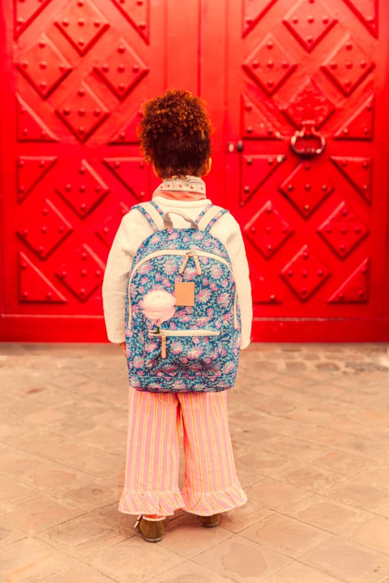 Sac à dos primaire - Collection été 2025 - Louise Misha - Jojo Factory ambiance porté vue de dos