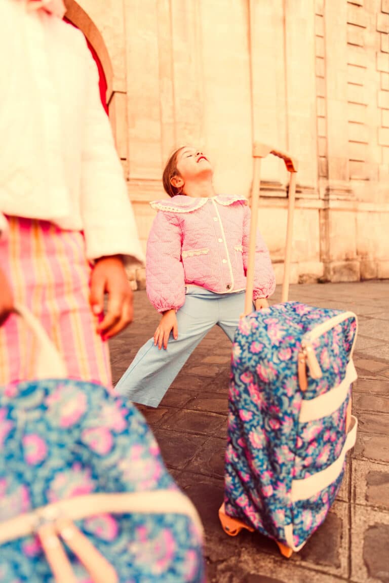 Valise cabine enfant avec enfant heureux