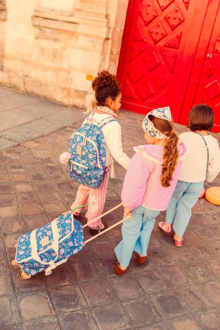 valise et sac à dos jojo factory louise misha avec 3 enfants de dos