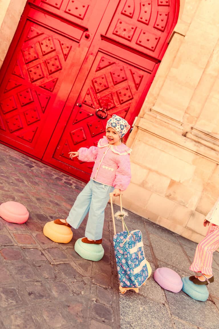 Valise cabine enfant avec enfant en mouvement