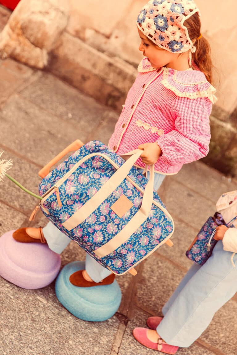 Valise cabine enfant porté poignée en mouvement