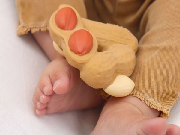 Anneau de dentition en forme de cacahuète, fabriqué en caoutchouc 100 % naturel (hévéa), peint à la main, sans trou ni PVC/BPA, parfait pour soulager les gencives dès la naissance.