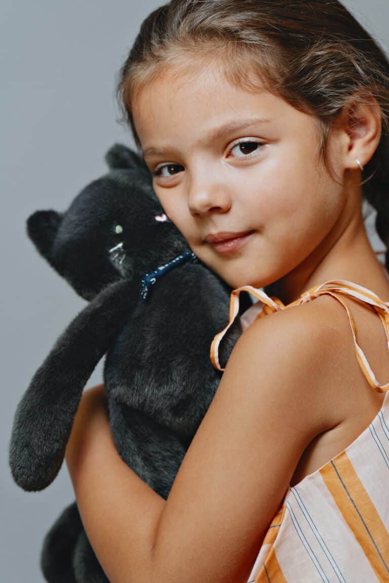 Peluche le chat Méloé Anthracite Maïlou ambiance