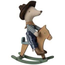 Maileg Souris Cowboy Petit Frère sur cheval à bascule 11cm, Little Marmaille Magasin de jouets Bretagne