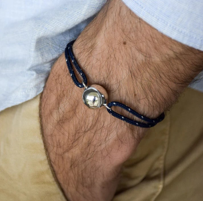 Bracelet bola papa - Marine - Atelier Thamaïs, vue de face porté