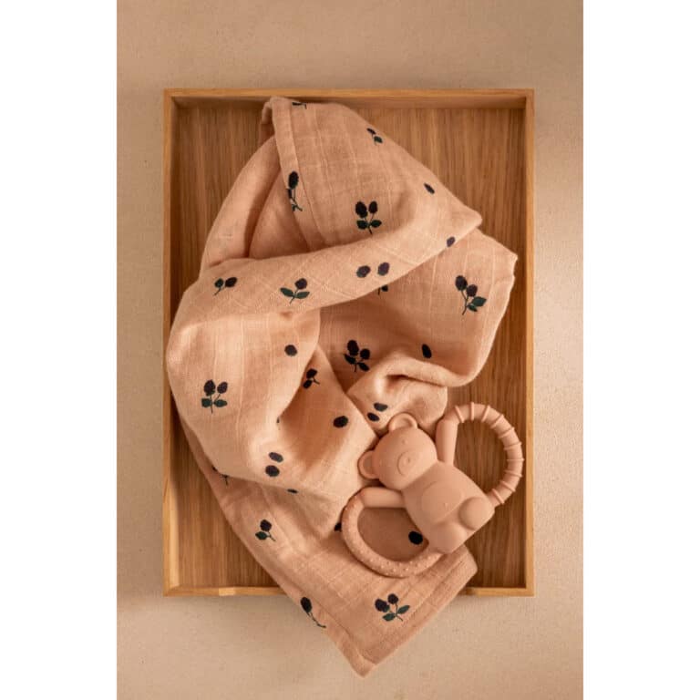 langes LEWIS 65 × 65 cm, imprimés Mini Berry sur fond Pale Tuscany, 100 % coton bio GOTS. Parfaits pour emmailloter, sécher, jouer ou protéger Puériculture Little Marmaille, magasin pour enfants à Vannes