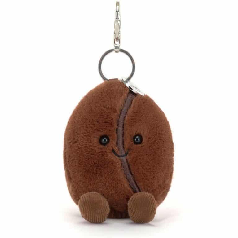 Adoptez ce porte‑clé Jellycat en forme de grain de café : peluche compacte (17 cm), clip sécurisé, ultra‑doux et plein d’humour — l’accessoire parfait pour égayer vos clés ou sac. Little Marmaille, idées cadeaux Noël 2025