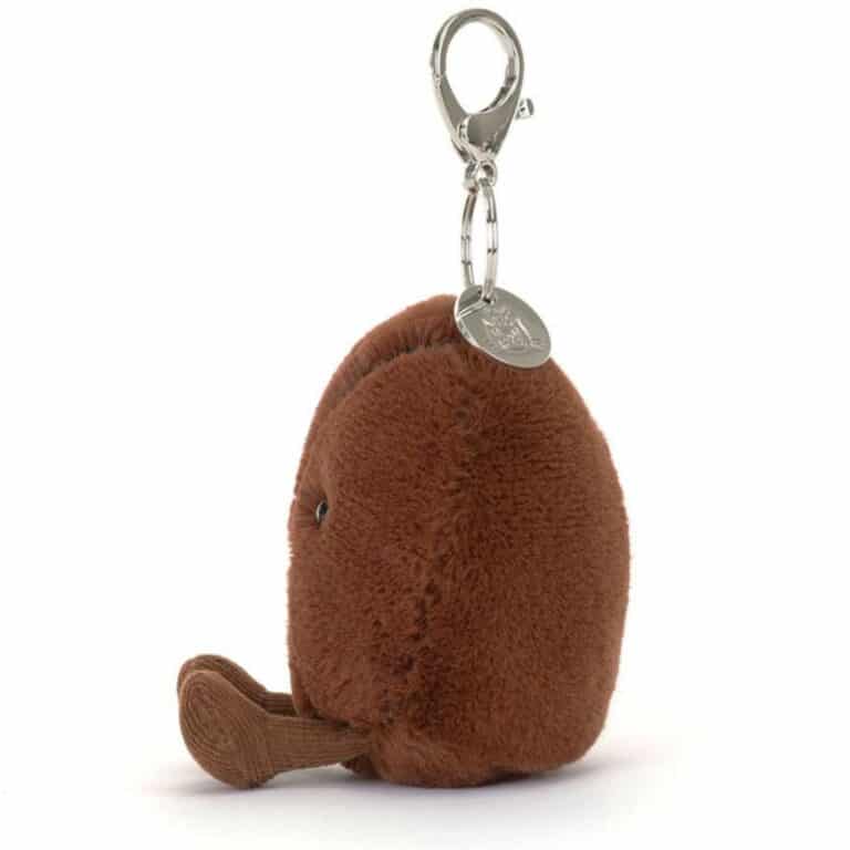 Adoptez ce porte‑clé Jellycat en forme de grain de café : peluche compacte (17 cm), clip sécurisé, ultra‑doux et plein d’humour — l’accessoire parfait pour égayer vos clés ou sac. Little Marmaille, idées cadeaux Noël 2025