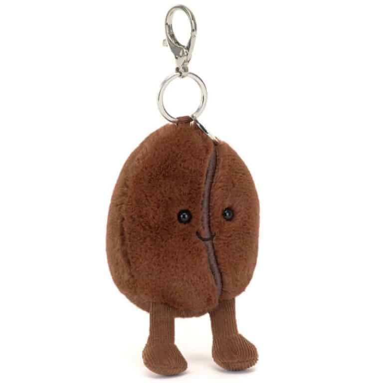 Adoptez ce porte‑clé Jellycat en forme de grain de café : peluche compacte (17 cm), clip sécurisé, ultra‑doux et plein d’humour — l’accessoire parfait pour égayer vos clés ou sac. Little Marmaille, idées cadeaux Noël 2025