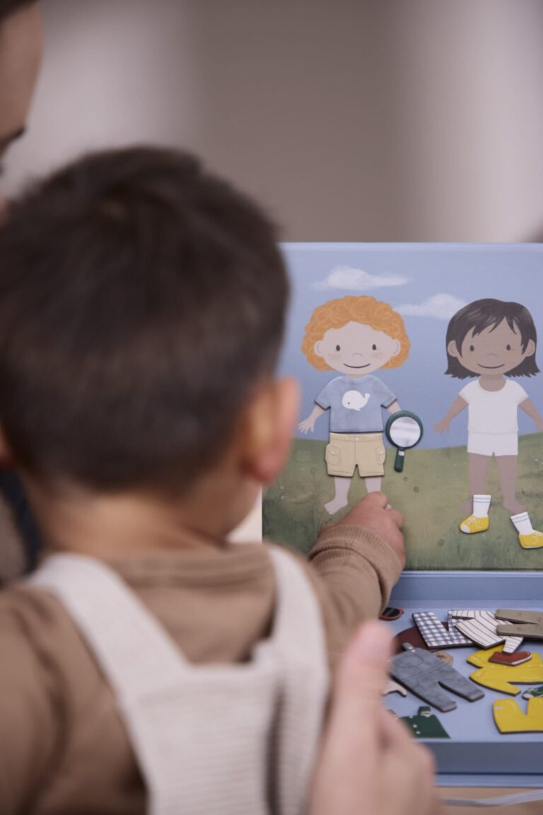 Jeu magnétique - Personnage à habiller - Filibabba, vue d'ambiance d'un enfant qui joue