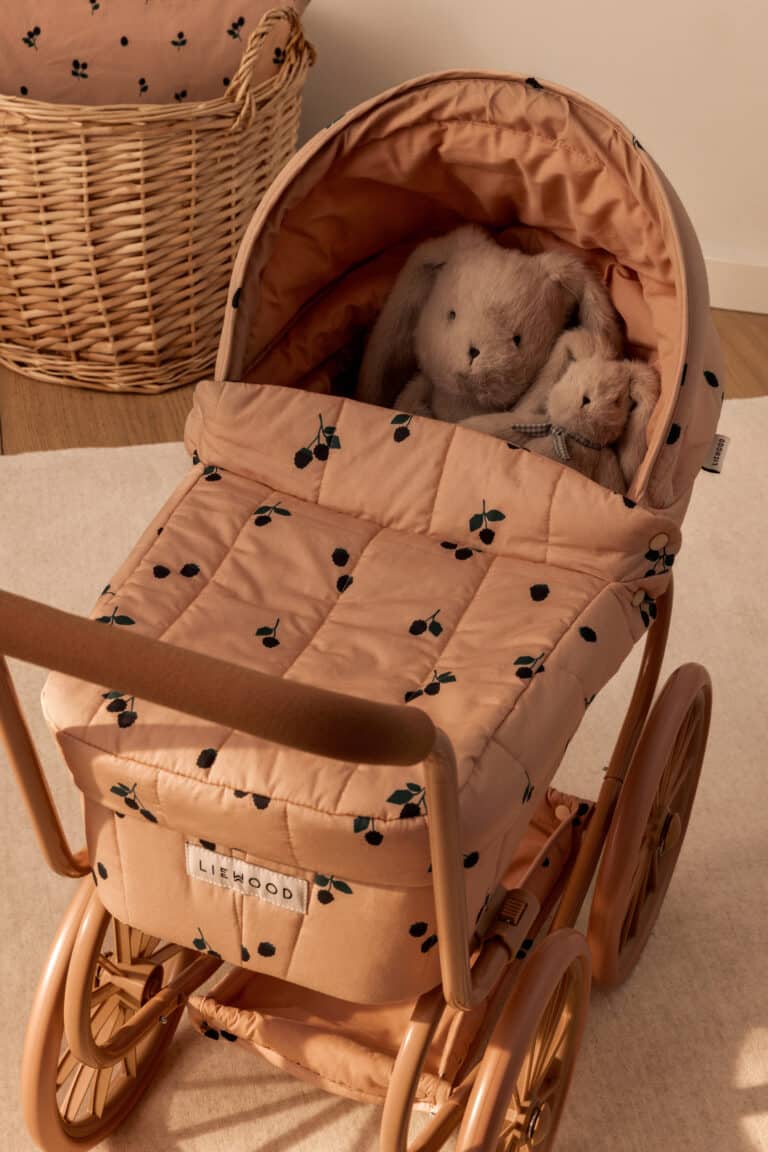 Doudou Berto Lapin – Mommy & Me – Liewood - Ambiance - accessoires poupées enfant, idées cadeaux Noël 2025