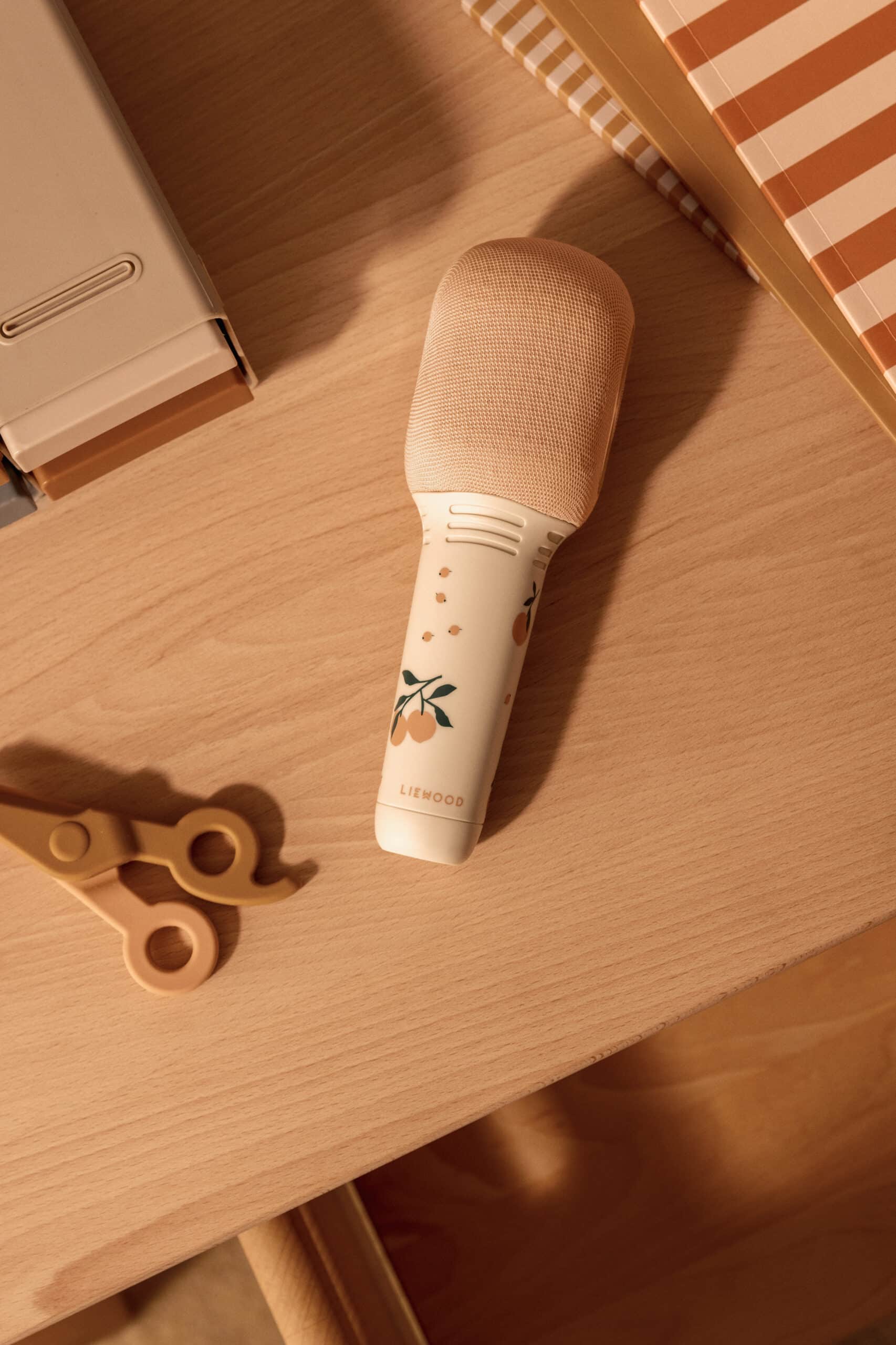 Microphone de karaoké Beinta – Pêches – Liewood - Ambiance