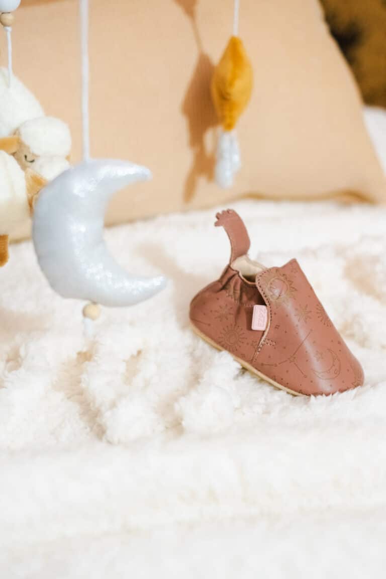 Chaussons Blublu constellation - Rose - Easy Peasy, vue d'ambiance de côté