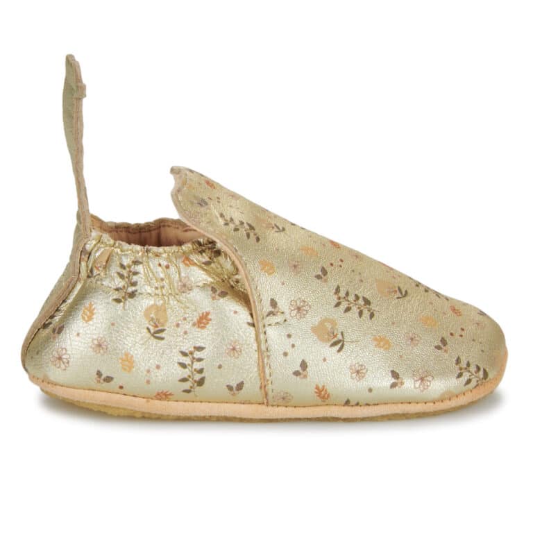Chaussons Blublu floral - doré - Easy Peasy, vue de coté d'un chausson sur fond blanc