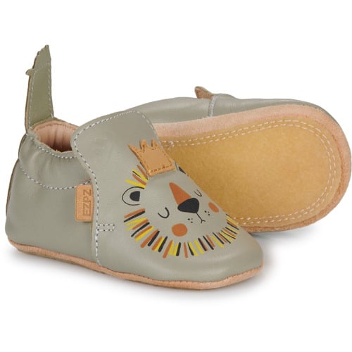 Chaussons Blublu lion - Vert amande - Easy Peasy, vue de côté avec la semelle sur fond blanc