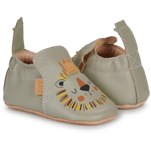Chaussons Blublu lion - Vert amande - Easy Peasy, vue de côté sur fond blanc