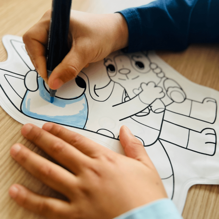 Coloriages gonflables - Bluey - Ara Créative, vue d'ambiance d'un enfant qui colorie Bluey