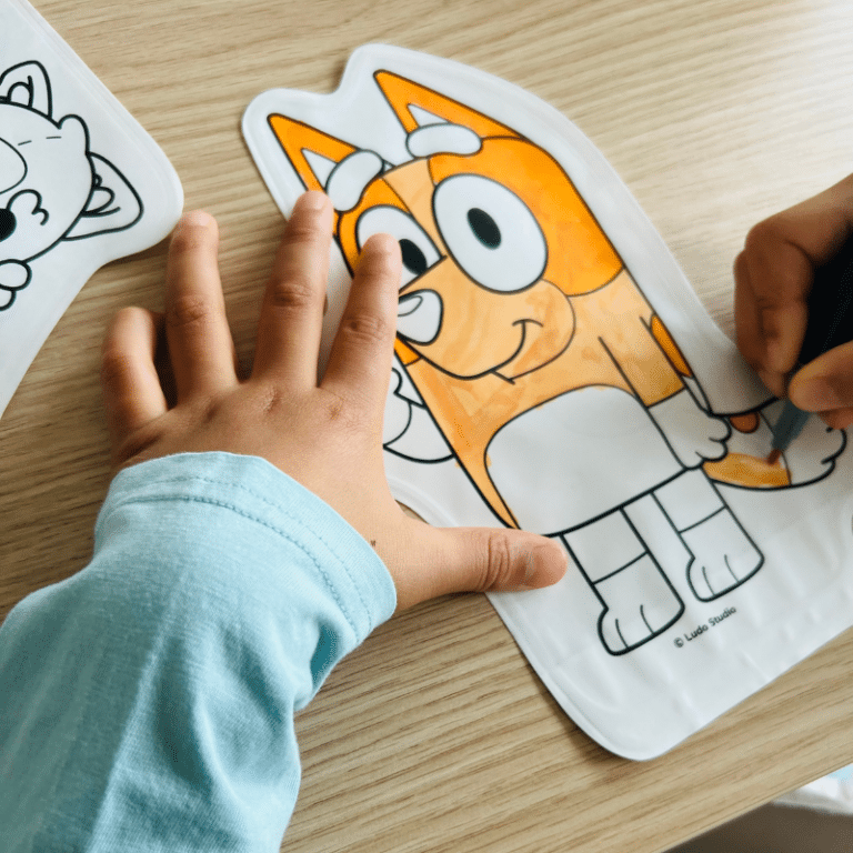 Coloriages gonflables - Bluey - Ara Créative, vue d'ambiance d'un enfant qui colorie Bingo