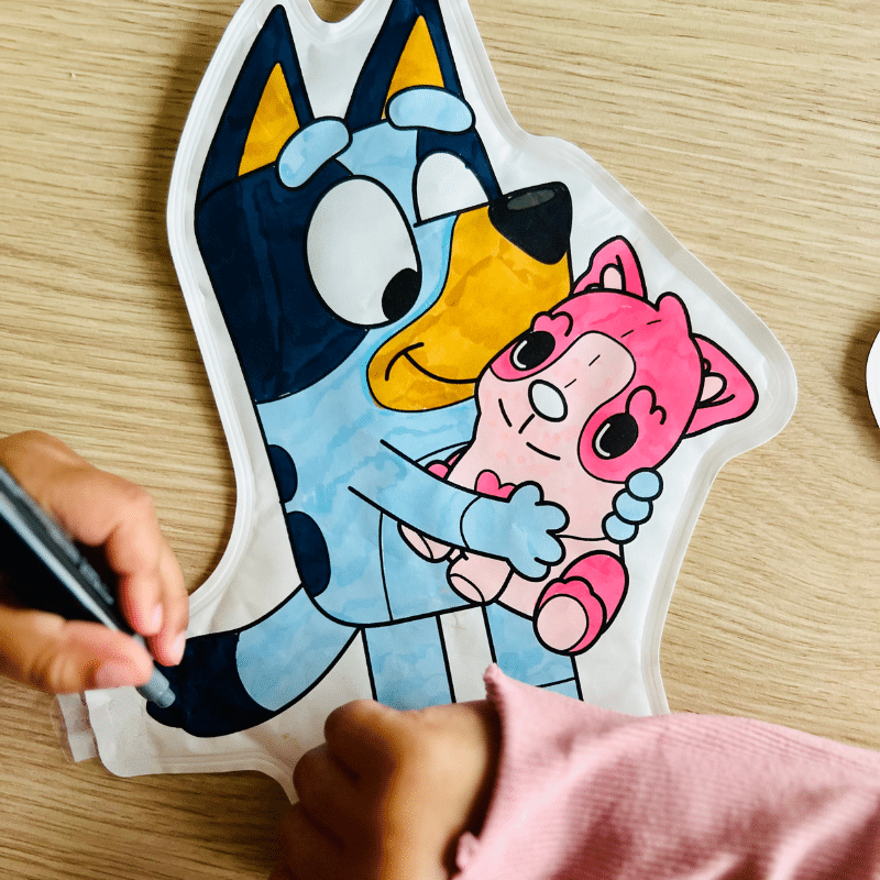 Coloriages gonflables - Bluey - Ara Créative, vue d'ambiance d'un enfant qui colorie Bluey