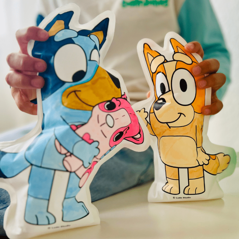 Coloriages gonflables - Bluey - Ara Créative, vue d'ambiance d'un enfant qui joue avec ses 2 coloriages