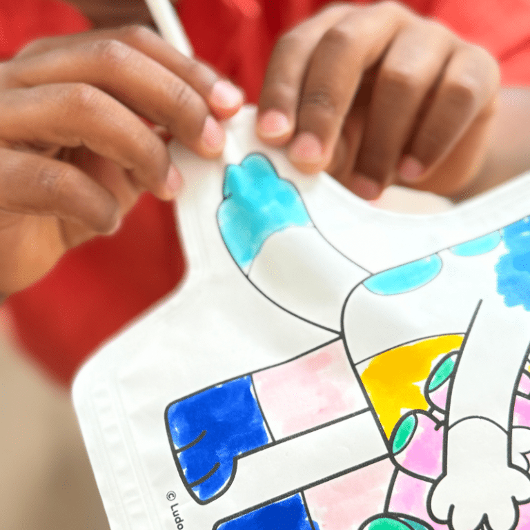 Coloriages gonflables - Bluey - Ara Créative, vue d'ambiance d'un enfant qui souffle pour gonfler son coloriage