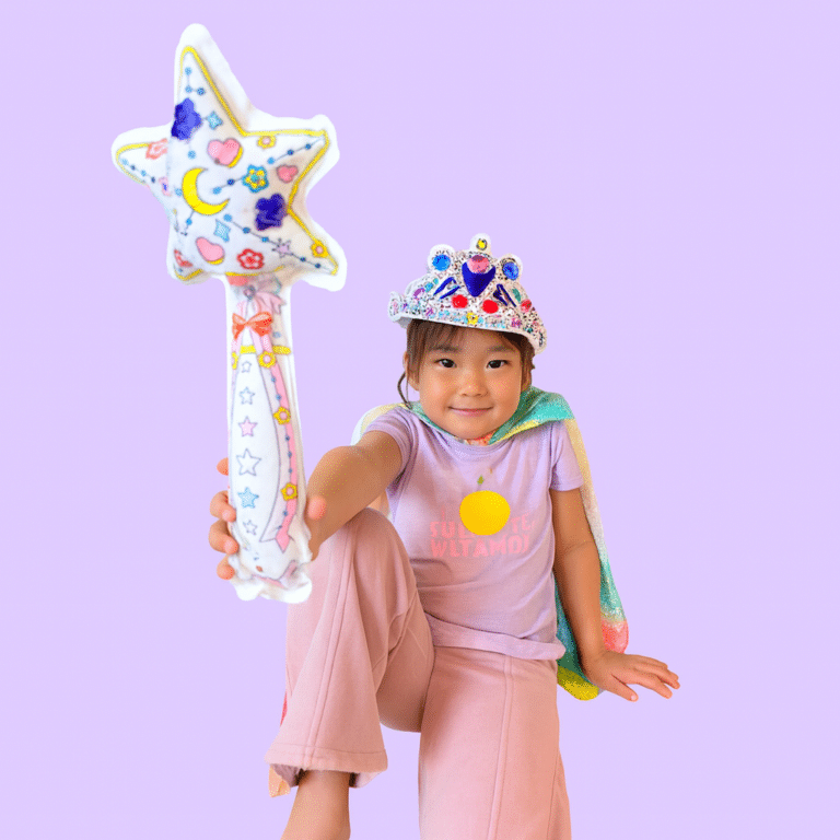 Coloriages gonflables - Couronne et baguette - Ara Créative, vue d'ambiance d'une petite fille portant ses créations