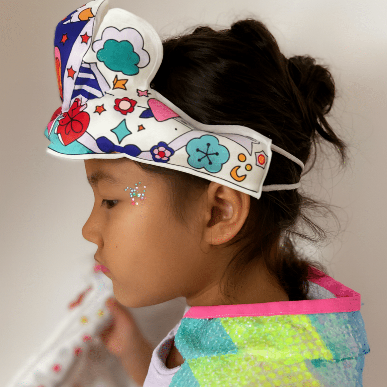 Coloriages gonflables - Couronne et baguette - Ara Créative, vue d'ambiance d'une petite fille portant sa couronne