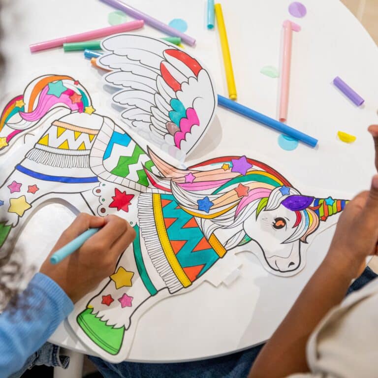 Coloriage gonflable géant - Licorne - Ara Créative, vue d'ambiance d'une enfant qui colorie
